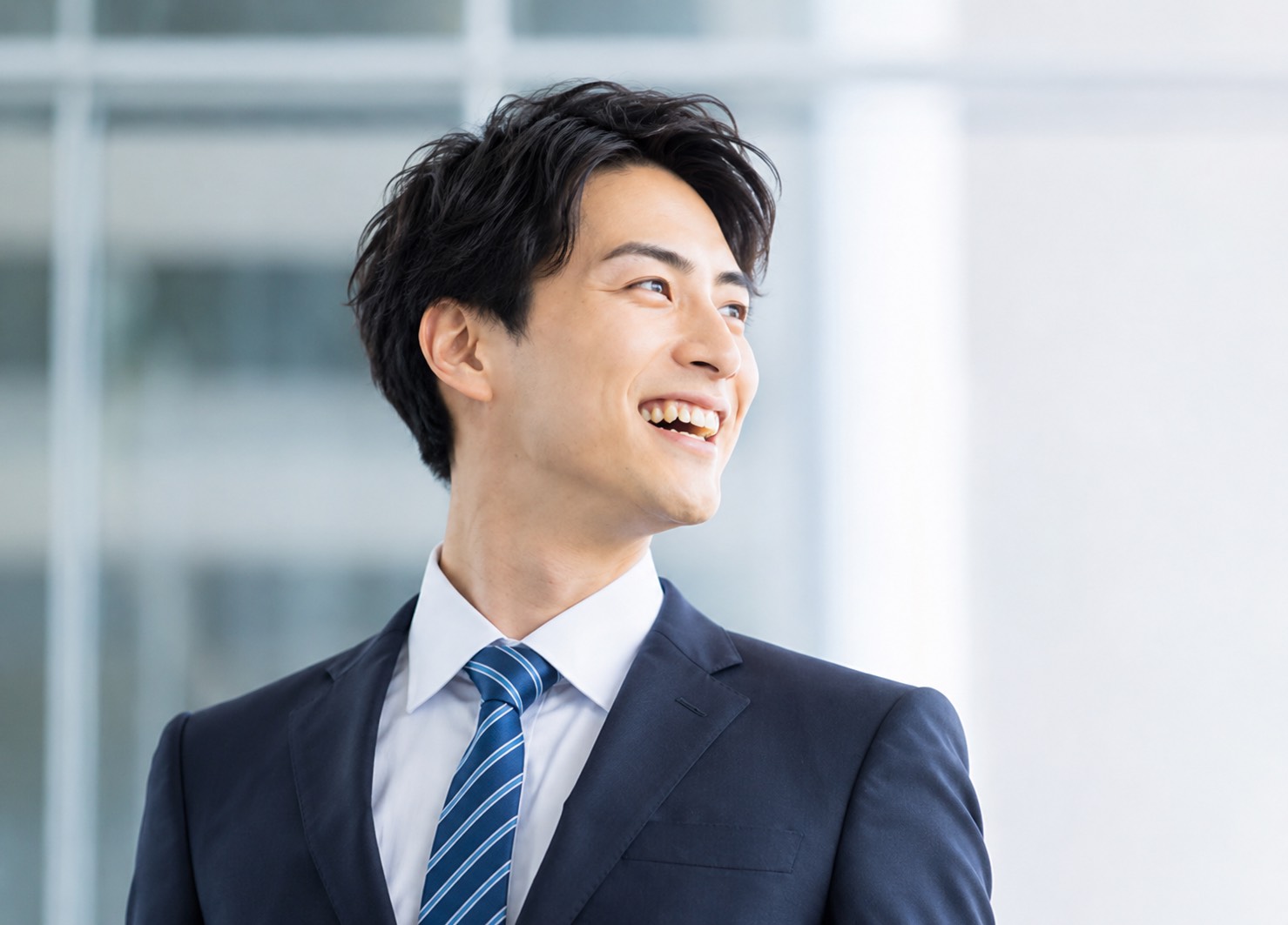 自信に満ちた表情の男性のイメージ写真