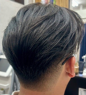 後頭部に丸みとボリュームを出したバックスタイル
